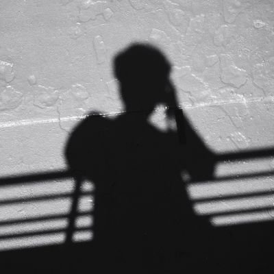 世界が無音となり、夜の長い影に包まれたとき、私はその中で自分を見つける。