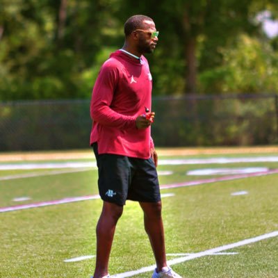 Defensive Coordinator/Linebackers Coach @HolmesccFB |Husband.Father. Former Ole Miss Rebel.| Faith | Family | Football | “Live life like its 3rd and 8.”