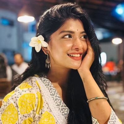 कुछ और सबक़ हम को ज़माने ने सिखाए...
कुछ और सबक़ हम ने किताबों में पढ़े थे...