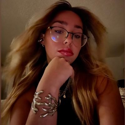 lo que hay son links de spotify y opiniones que nadie me pidió.