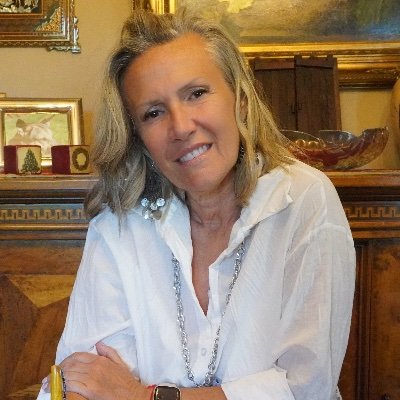 Già senatrice e deputata. Amo la natura, gli animali, amo viaggiare. Leggo e scrivo. “La vera politica eleva l'uomo, non lo divide