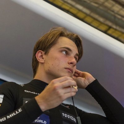 notpiatri's profile picture. she/her | Leon Kennedy defender