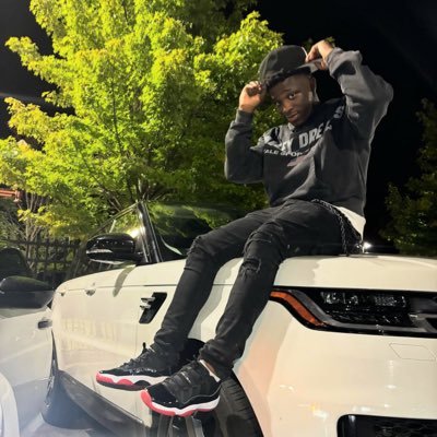 dee_shmoney1's profile picture. everybody rich so I’m hatin