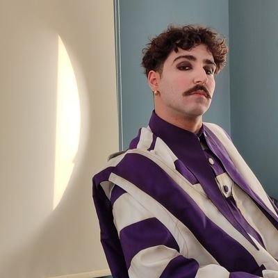 erochodar's profile picture. معرکه‌گیر