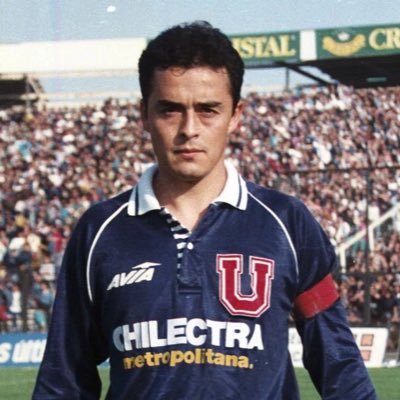 Bulla razón de mi existir, hasta el cielo pintaría por ti, el sentimiento es chacal. Yo vi jugar a Luis Musrri @lmusrri