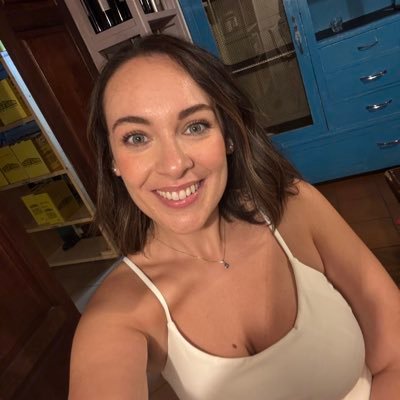 IrisTinunin's profile picture. non ti fermare alla prima cosa che luccica