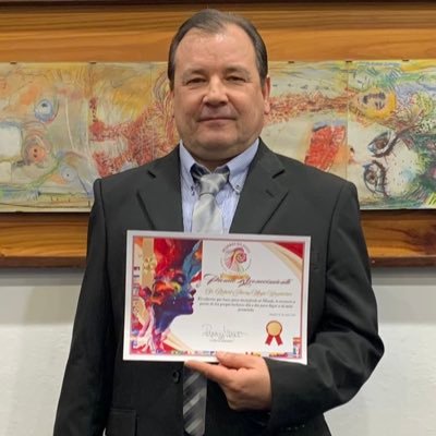 conductor de Los Que Más Suenan, emitido en 32 FM de Uruguay