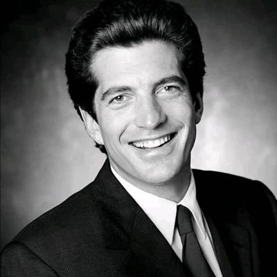 (JOHN F. KENNEDY JR). JFK Jr.'s Inner Circle Shares Rarely Seen Photos & Touching Memories.🚨 Breaking News daily! trun on the notifications (🔔)
