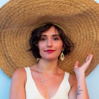 luluandradito's profile picture. 💌 Poeta e artista entre outros ofícios
☀️ Autora dos livros "Corpilhas" e "Primeira Aparição da Manhã"