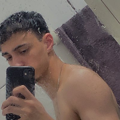 piadas ruins, opiniões fortes, bissexual, futebol e taylor swift