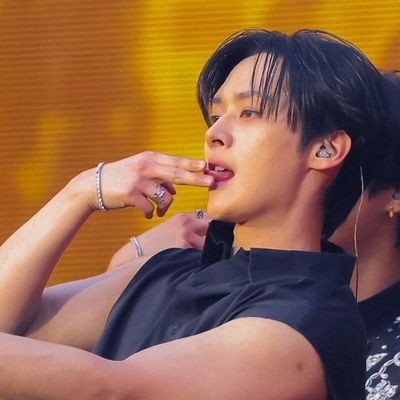 explore1327150's profile picture. 