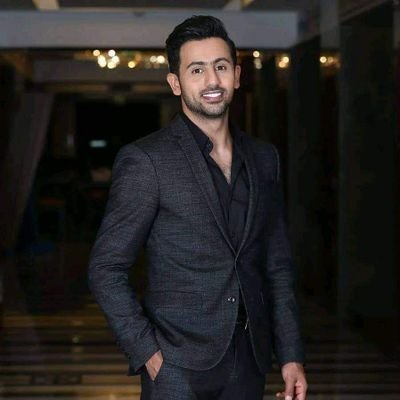 ودي أحطك في عــيوني وأغطيـك وودي أنا بس إللـي أشوفك لحآلي😄💕
