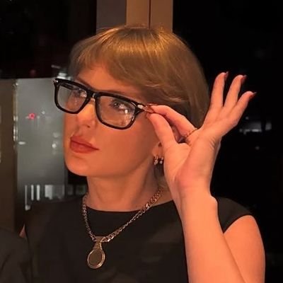 A vida me fez ser emo, gótica, vampira, caçadora de sombras, swiftie, mafiosa, sofredora por ship, Bookstan e comentarista do BBB