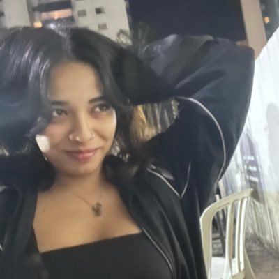 @yannehellenn