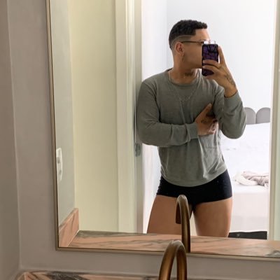 aqui é meu quarto e eu falo com as paredes