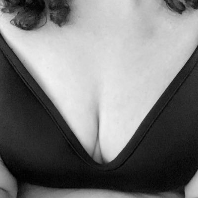 His @ellesman01 ❤️*𝐃𝐌𝐬 𝐛𝐲 𝐑𝐞𝐪𝐮𝐞𝐬𝐭*Mom that always needs caffeine and loves college 🏈*21+*NSFW
