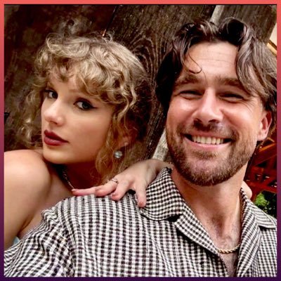 • Fan Page for a King and Queen: Travis Kelce and Taylor Swift