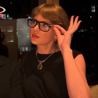 xoxodanna13's profile picture. this is a safe space, welcome✨ | swiftie 22’ 🪩 | Tampa N3 & Miami N2 🫶🏻 | feminist & animal defender 💜🐾 | multi fandom | eng & sp 🇨🇴| dms open 💌