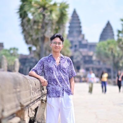 En_Viraksith's profile picture. white book…🥀