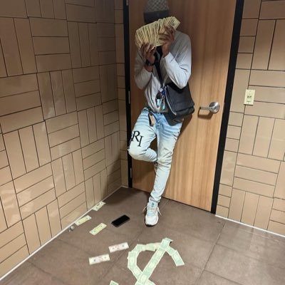 kaymoneytap's profile picture. so Straight I couldn’t go no way but st8 (only females) DM me‼️ CURVE threat!!!!!