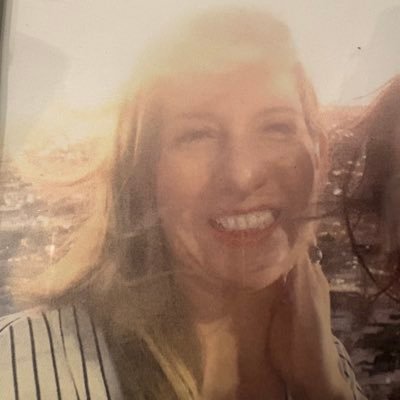 Abogada, Maestra en Educación, con estudios en psicología y amparo.