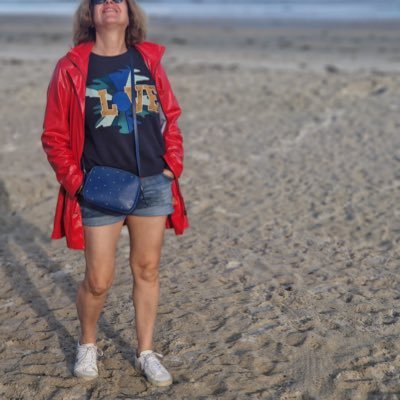 Prof CM1😍 Passionnée par les Humains, désespérée par certains. Lectrice invétérée. Croqueuse de chocolat très noir. Hispanophile. Fan of the Queen Elizabeth II