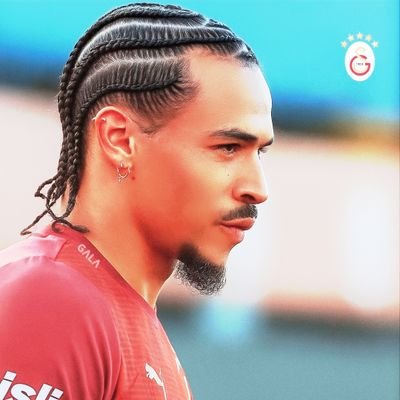 Mekteb-i Sultani ruhuyla,
Sané’ye hayran bir Galatasaraylı.
Hız, zarafet ve futbol = Sané.
Galatasaray bir mekteptir.
Biz de o mektepte Sané defteri açtık.