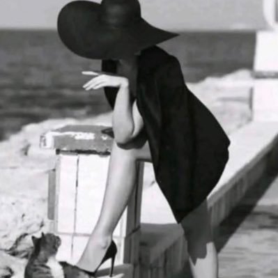 DeboraAguilera2's profile picture. ¿No es la vida cien veces demasiado breve para aburrirnos?