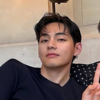 A person that love kim taehyung, anime, arts and music. 20+. I tweet random things.