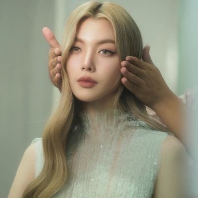 englotinh's profile picture. Não sei ser fã ativa, sou contraditória, leitora assídua e falo muita baboseira pessoal por aqui.