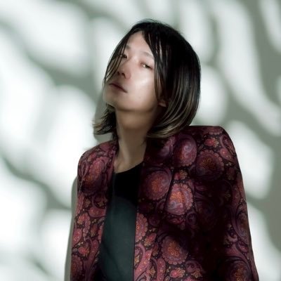 作詞作曲ギターボーカル 鈴村将司(@himitsu_szm)による、バンドプロジェクト。
エッジの効いたバンドサウンドを基調とし、文学的な歌詞と、キャッチーかつ奇想天外なメロディを艶かしくも繊細に、そして力強く歌い上げる。和製令和ロックの始皇帝。
