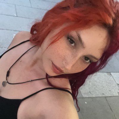 Proyecto de bióloga. Miope. A veces modelo. Juego al lol y tengo un Rathalos tatuado. Tanatopractora