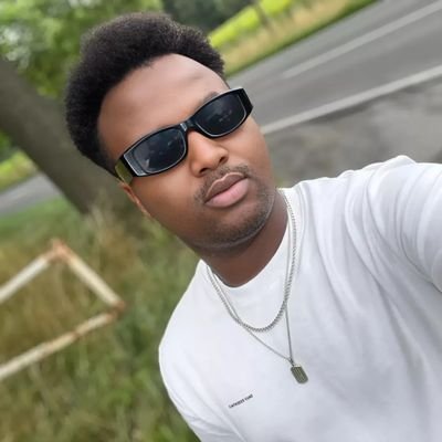 16J 🧡|🇬🇳 ➡️ 🇩🇪|📚 Autodidakt | 🚑 Zuk. Sanitäter| 🔑 Wahrheit |🌍 überl-RS
Ich werde eines Tages ein Champion sein, ich verspreche