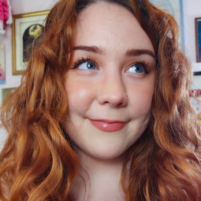 (18+) Your new insatiable and nerdy internet girlfriend. 📚🍑✨️