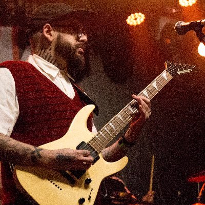 Designer de interiores, guitarrista do Kymera e RPGista!! Botafogo - Milan - Pai da Galadriel
