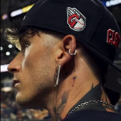 26|Music obsessed 🎸🤟🏻| I'm selling tickets to my downfall - MGK💕 EST forever💕