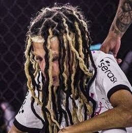 um pivete baiano que curte lol, soulslike, futebol e batalha de rima.