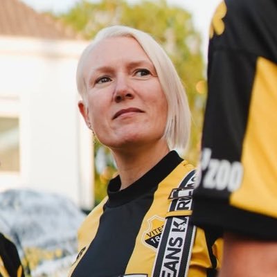 ~ marathoner ~ 💛Vitesse🖤 ~ 🔴Fortuna Düsseldorf⚪️ ~ zus van @RikKleinEntink ~ ❤️ @MarcovanNek ~ Tougher Than The Rest ~ dunne darmresectie 50cm ~ metalhead ~