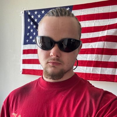 Founder of @sol_squeezer | part-time degen | Cigars & Gym enjoyer | Middle Frontend developer