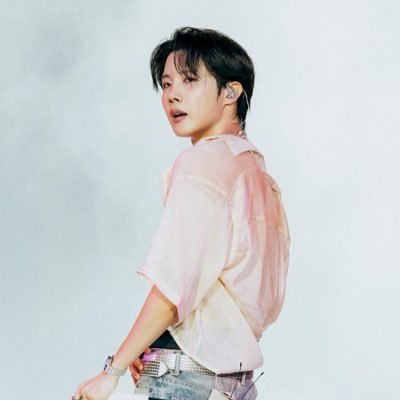 Public yet private account about me and my interests | She/Her | FR/ENG | MOARMY🇨🇭| APOBANGPO 💜 | Starkissed on 10.22 💙