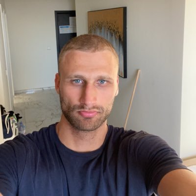 ArturLyakh's profile picture. Mon père vous a donné sa santé je suis là pour l’addition