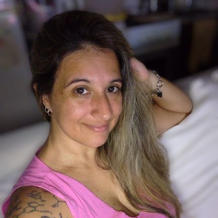 📝No es qué contás. Es cómo lo relatás. Y yo estoy llena de historias. Sommelier de 📚 y de 🍷. Lectora frecuente📖, escritora ocasional✍️ Mi 🐕se llama Sheldon