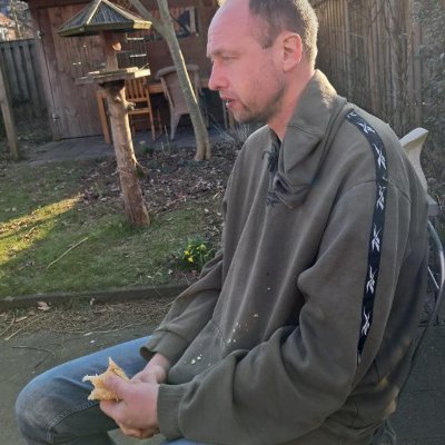 IljaJiran's profile picture. 😄 cabaretvoorstelling, van der Wall.

- " de lelie's zijn wel mooi" 🌷
- " erkend vreemdeling
- " twee van Gort📚
- " zelenskyyy met 3 x y.

🌏