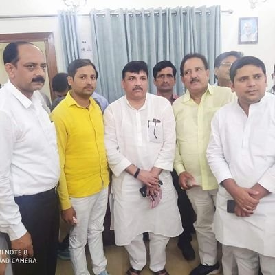 ✍ *मैं चलता गया रास्ते मिलते गये
राह के काँटे फूल बनकर खिलते गये
ये जादू नहीं आशीर्वाद है मेरे अपनों का वरना उसी राह पर लाखों फिसलते गये