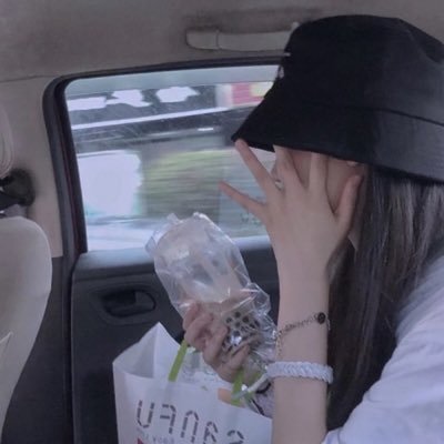 m7YD32UhssVQ4n's profile picture. 