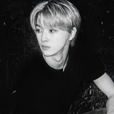 𝗨𝗡𝗥𝗘𝗔𝗟 / Born in 2001 in South Korea, he is a rapper and sub-vocalist in RIIZE, recognized for his powerful presence and stage charisma.