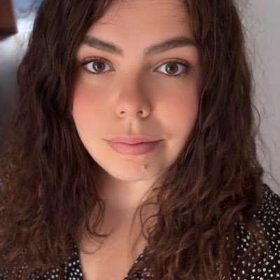 Tiffany, Reine des pizzas, Protectrice de l’anneau unique, Khaleesi de sa galaxie, Mère des Licornes, Briseuse de noix. Assistante de @Beuscuit.