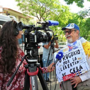 Oriental.
Nací en R.O.del #Uruguay
Padre y abuelo
Profesor egresado del IPA
Contra TODA dictadura
Soldado de la libertad y la solidaridad
Mi arma es la palabra