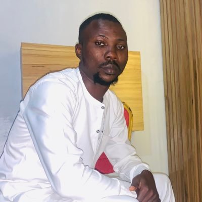 Akolade Azeez, Front-End Dev, HTML, CSS, JavaScript, React, Tailwind CSS, @Arsenal Fan.