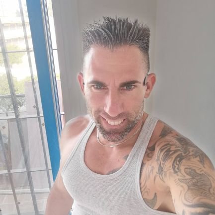 La vida es corta, sonríe a quien llora,ignora al que te critica y sé feliz con los que te importan!!💯✨💯